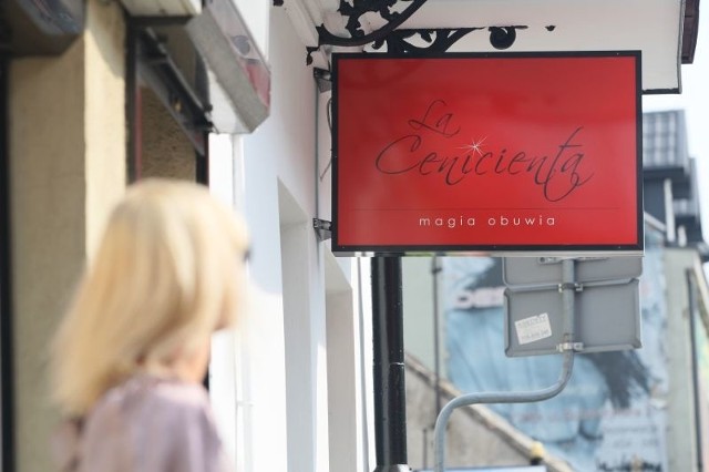 Nowy salon „La Cenicienta” zdobi charakterystyczny, czerwony szyld, warto wypatrywać go na Bodzentyńskiej, bo w środku czeka atrakcyjny rabat na zakupy w dniu otwarcia.  Fot. Dawid Łukasik