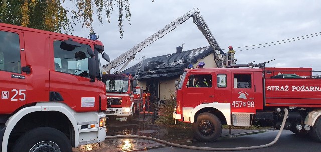 W Potencjanowie w gminie Błędów, w środę 19 października rano strażacy gasili pożar domu jednorodzinnego.