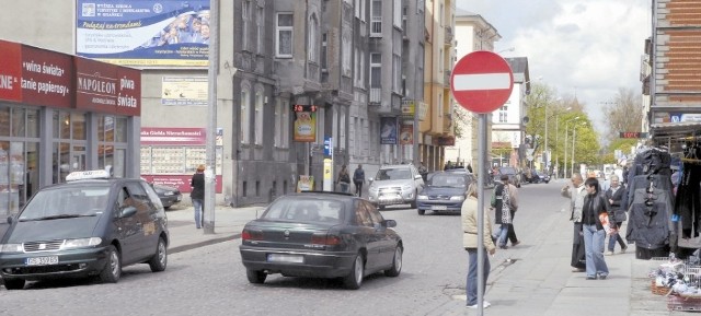 Mimo że minęło już kilka miesięcy od wprowadzenia zmian, kierowcy wciąż się mylą i na ul. Wileńskiej jadą pod prąd. 