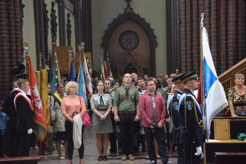 Arcybiskup Wiktor Skworc poświęcił sztandar Rybnika