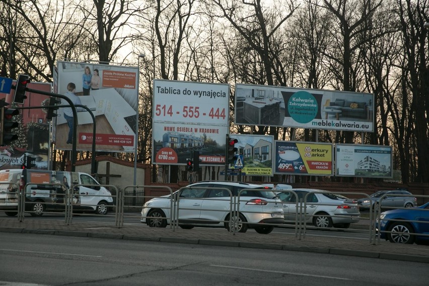 Na dostosowanie istniejących reklam do zawartych w uchwale...