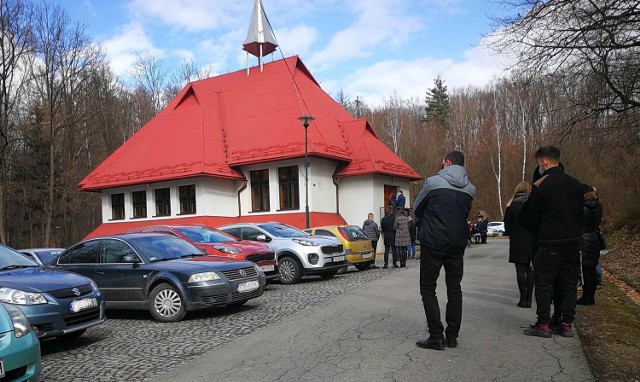 Ostatnie pożegnanie nastolatki rozpoczęło się od różańca, potem odprawiono mszę św. żałobną w kościele pw. św. Antoniego w Falkowej