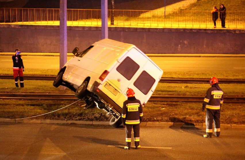 Wypadek na Rokicińskiej. Bus przewrócił się na torowisko [ZDJĘCIA]