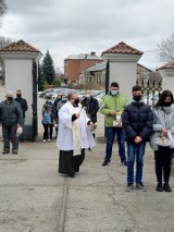 Święcenie pokarmów w Wielką Sobotę w Rozniszewie. Kapłani święcili pokarmy przed kościołem