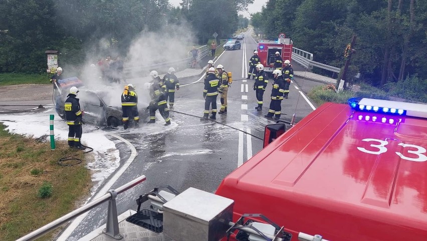 Pożar samochodu w Sułkowicach na drodze wojewódzkiej