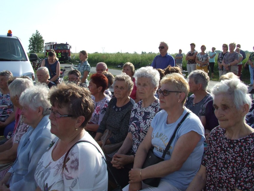 Parafianie tłumnie przybyli na uroczystość poświęcenia...