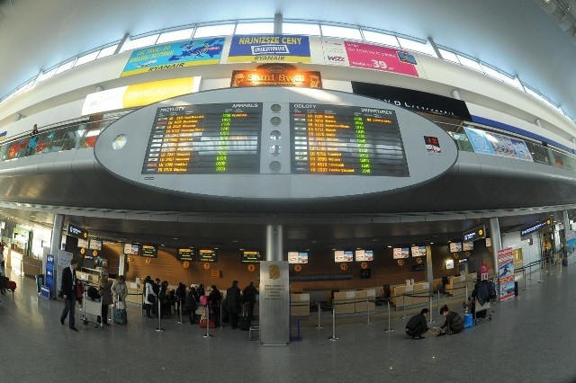 Lot Poznań-Faro: Turyści utknęli na 16 godzin w Pradze