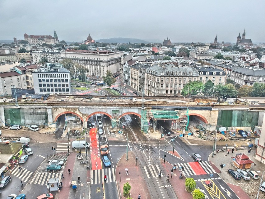 Kraków. Ważna decyzja w sprawie zagospodarowania terenów pod estakadami PKP w centrum. Jedna z nich jest już gotowa [WIZUALIZACJE, ZDJĘCIA]
