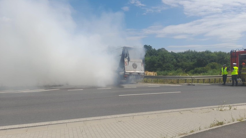 Pożar busa na lokalnej drodze pod Wrocławiem