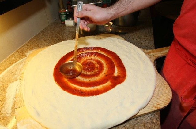 Przygotowanie aromatycznego pomidorowego sosu z ziołami do domowej pizzy zajmuje tylko chwilę.