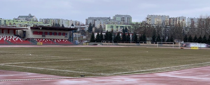 Zielona murawa stadionu Resovii czeka już gotowa na obie...