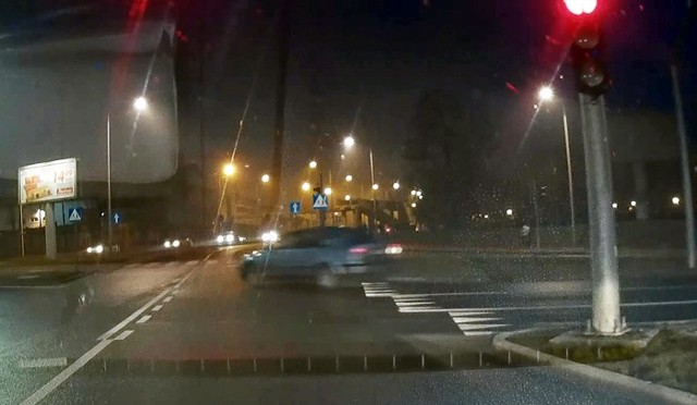 Kierowca volkswagena zamiast jechać prosto skręcił w ul. Dąbrówki.