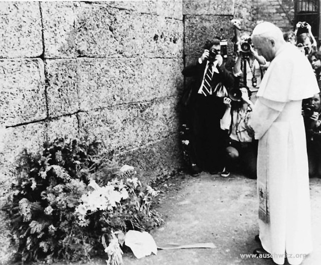 Papież Jan Paweł II odwiedził były obóz Auschwitz 7 maja 1979 r. podczas pierwszej pielgrzymki do Polski