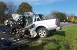 Wypadek na DK 16. Nissan zderzył się z tirem. 26-latka trafiła do szpitala (zdjęcia)
