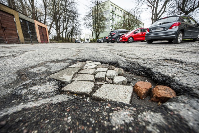 Niektórych dziur na ul. Giełdowej nie sposób ominąć, szczególnie, gdy z naprzeciwka jedzie inny samochód.