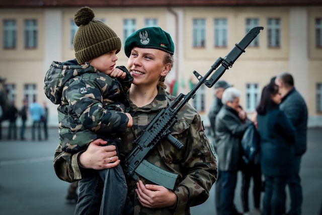 To nie - broń Boże - akcja na targowisku. To przysięga żołnierzy dobrowolnej zasadniczej służby wojskowej, która odbyła się w Toruniu w minioną sobotę