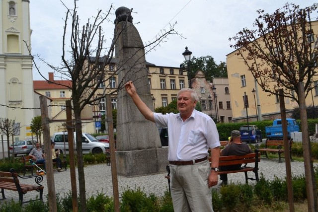 - Drzewa uschnięte, trawnik zaniedbany. Urzędnicy powinni się wstydzić - przekonuje Marian Nyga.