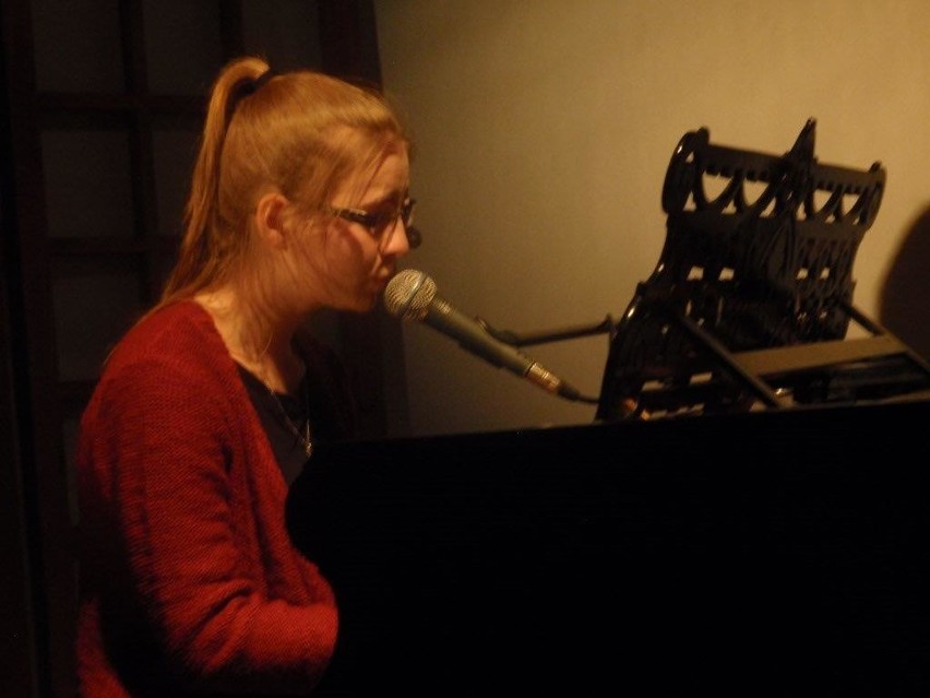 Aleksandra Jaworska grala na fortepianie i śpiewała.