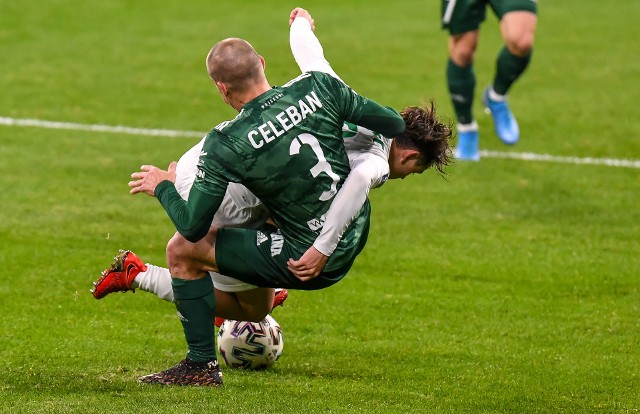 Śląsk Wrocław przegrał z Lechią Gdańsk 2:3 w wyjazdowym meczu 9. kolejki PKO Ekstraklasy. Oceniliśmy piłkarzy WKS-u za występ w tym spotkaniu. Oceny w skali od 1 do 10, gdzie 10 to klasa światowa, a 1 to występ poniżej wszelkiej krytyki.WAŻNE! Do kolejnych piłkarzy można przejść za pomocą gestów na telefonie lub strzałek!