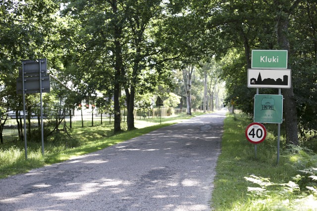 Historyczna przebudowa drogi w Klukach budzi kontrowersje