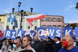 Rybnik: Zwolennicy Trzaskowskiego żegnali Andrzeja Dudę podczas wizyty prezydenta na rynku 