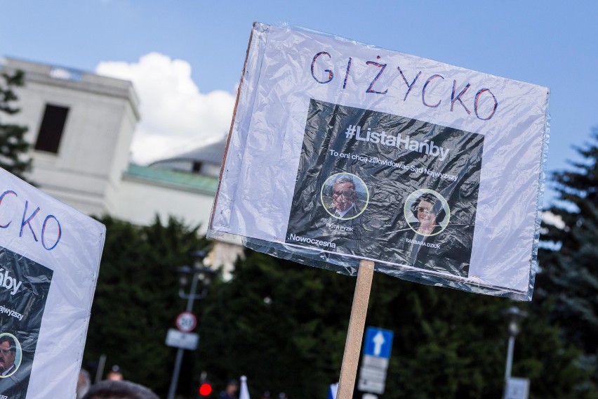 Protest przed Sejmem ws. zmian w sądownictwie [ZDJĘCIA] Demonstracja KOD i Obywateli RP w Warszawie