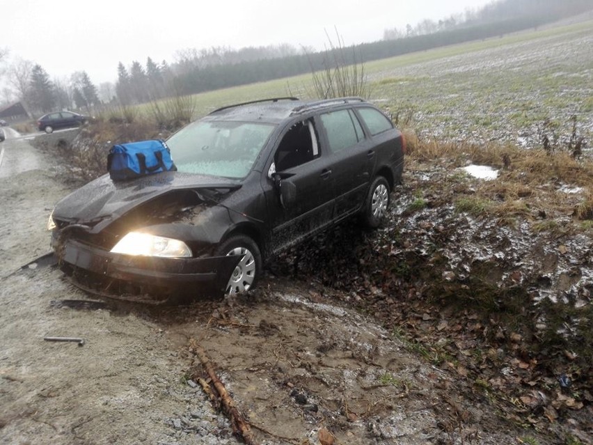 Trudne warunki na drogach w regionie. Jest ślisko [ZDJĘCIA, OSTRZEŻENIE]