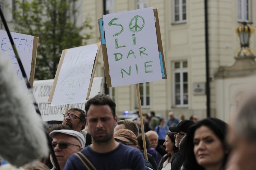 Protest niepełnosprawnych w Warszawie. "Najchętniej wrócilibyśmy do Sejmu"