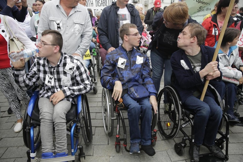 Protest niepełnosprawnych w Warszawie. "Najchętniej wrócilibyśmy do Sejmu"