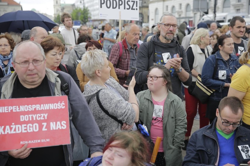 Protest niepełnosprawnych w Warszawie. "Najchętniej wrócilibyśmy do Sejmu"