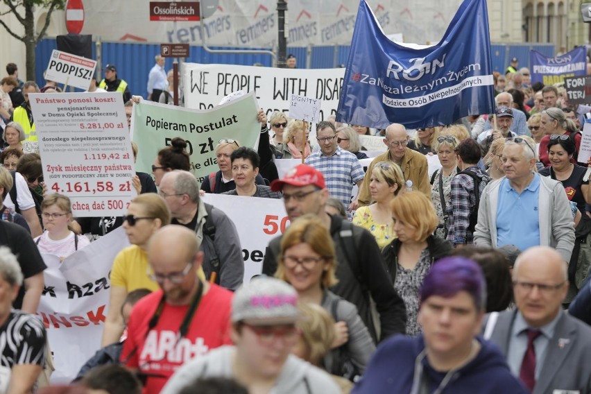 Protest niepełnosprawnych w Warszawie. "Najchętniej wrócilibyśmy do Sejmu"