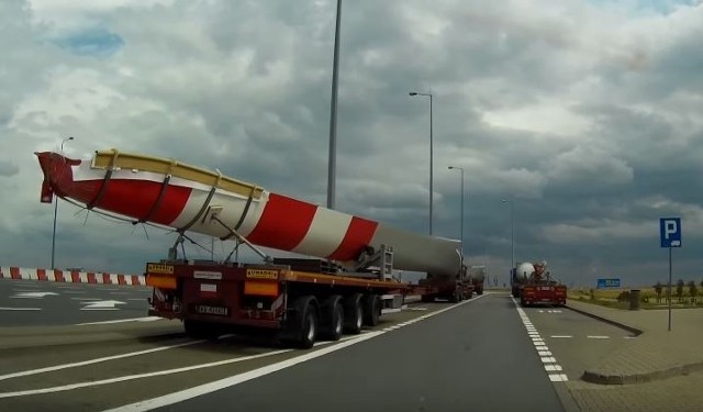 Transport gigantycznych śmigieł do turbin wiatrowych. Kierowców czekają utrudnienia na autostradzie A4 pod Wrocławiem. Zdjęcie ilustracyjne.