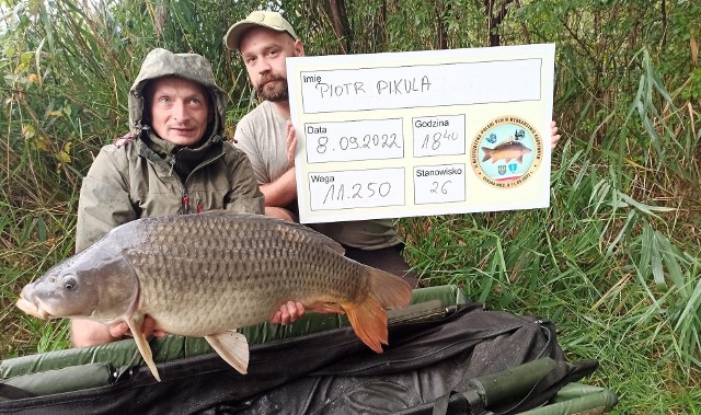 Piotr Pikula i Dawid Szpyra z jedną ze złowionych na mistrzostwach ryb. Zobacz na kolejnych slajdach >>>