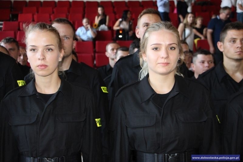 Nowi policjanci we Wrocławiu i regionie. Nie brakuje kobiet