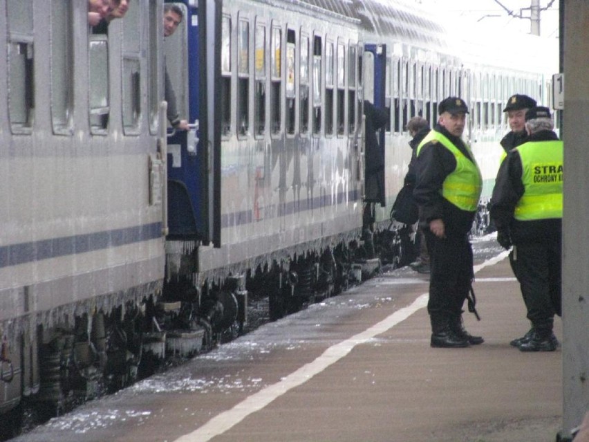 Gigantyczne opóźnienia pociągów w całej Polsce. Zima zaatakowała kolej [WIDEO + GRAFIKA]