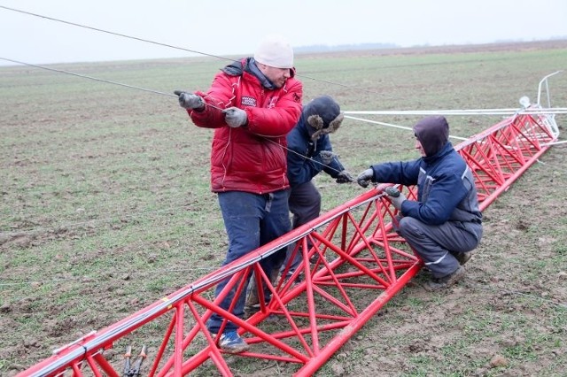 Monterzy we wsi Lesznia próbowali postawić stumetrowy, ważący 350 kilogramów maszt pomiarowy. Ale nie pozwoliła im na to zła pogoda.