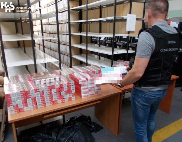 Kujawsko-pomorska KAS udaremniła czarnorynkową sprzedaż 37 tys. sztuk papierosów. Do zdarzenia doszło na bydgoskim Błoniu w pobliżu targowiska. Straty Skarbu Państwa z tytułu niezapłaconych podatków mogły wynieść nawet ponad 42 tys. złotych.- Funkcjonariusze patrolujący okolice bazaru przy ul. Broniewskiego w Bydgoszczy zauważyli w jego pobliżu obywatela Armenii, u którego wcześniej wielokrotnie znajdowali nielegalne wyroby tytoniowe. Mężczyzna wchodził na targowisko, niosąc pokaźnych rozmiarów torbę. To wzbudziło czujność funkcjonariuszy KAS - mówi Bartosz Stróżyński, rzecznik Izby Administracji Skarbowej w Bydgoszczy.