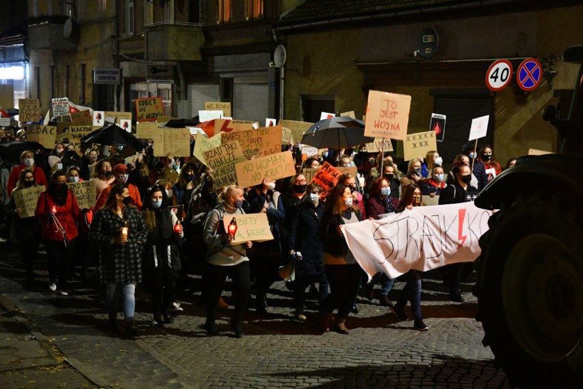 W Witnicy protestowało ponad 300 osób. Protestujący...