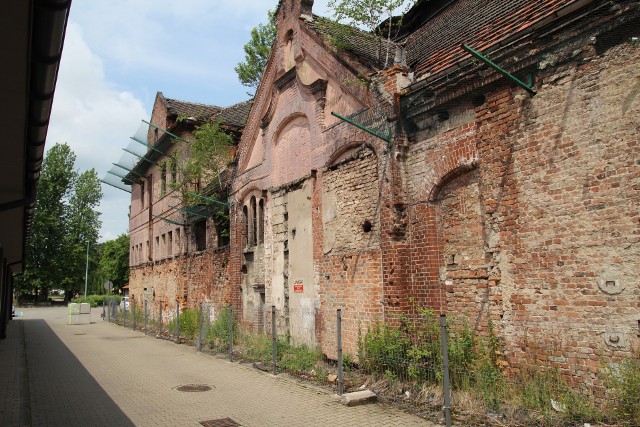 Niszczejący budynek zagraża bezpieczeństwu przechodniów