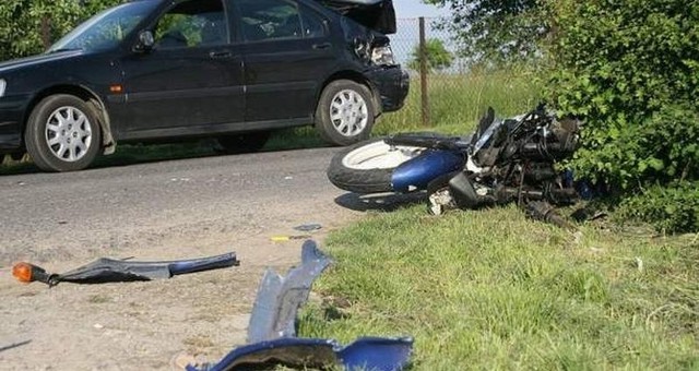 Motocykl zatrzymał się na betonowym słupie. Kierowca który jechał bez kasku i wyszedł z tego wypadku dostał szansę od losu.