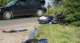 21- letni motocyklista cudem przeżył zderzenie z osobówką - jechał bez kasku! (zdjęcia)