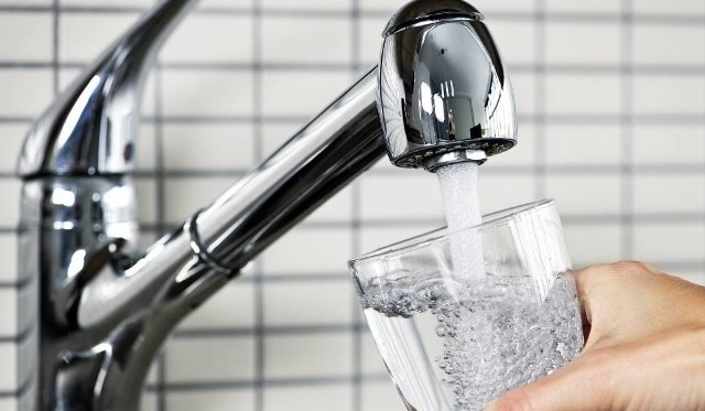 Mieszkańcy Ozimka skażonej wody nie powinni wykorzystywać do picia i gotowania, pojenia zwierząt, mycia naczyń, owoców i warzyw, a nawet do kąpieli czy mycia zębów.