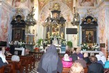Bieliny. Seniorzy z Maziarni byli w sanktuarium, w którym są relikwie około 100 świętych i błogosławionych. Zobacz zdjęcia