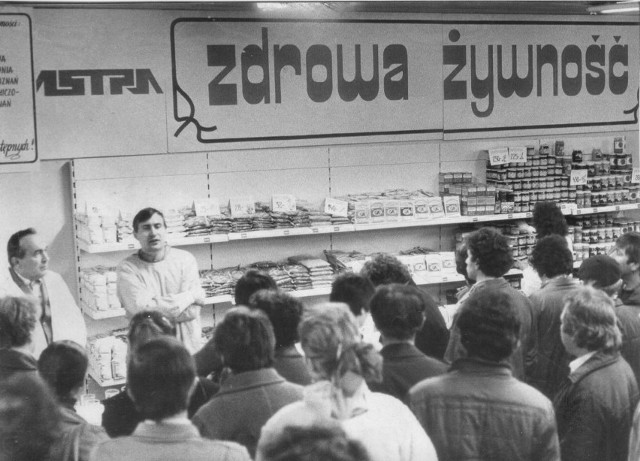 Zakupy w PRL-u. Zobacz ile płaciliśmy za żywność w 1989 roku. Przesuwaj slajdy, klikając w strzałki, używaj klawiszy lub gestów