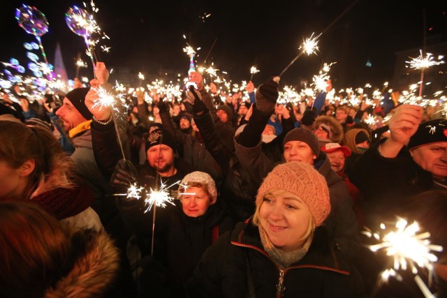 Zwieńczeniem finałów we wszystkich miastach będzie tradycyjne „Światełko do nieba” o godz. 20. W tym roku WOŚP przeważnie rezygnuje z fajerwerków na rzecz pokazu laserów.