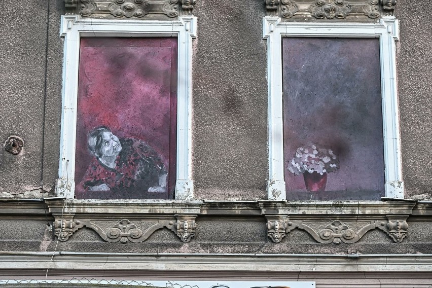 Kamienica przy ulicy ulica Łąkowej w Gdańsku. W jej oknach...