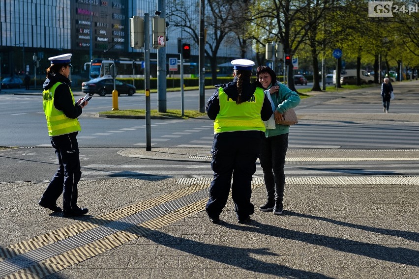 Akcja "Patrz i słuchaj" w Szczecinie. Policjanci, strażnicy miejscy i urzędnicy przypominali zasady bezpieczeństwa