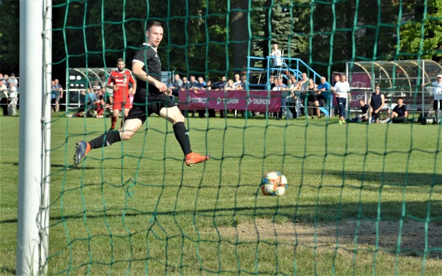 Jawiszowice przegrały na własnym boisku z Jutrzenką Giebułtów 1:2. Na zdjęciu Tomasz Kawa strzela pierwszego gola dla lidera grupy zachodniej IV ligi małopolskiej.