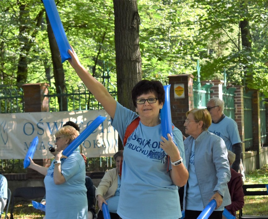 "Senior w ruchu" w Oświęcimiu. Kilkadziesiąt osób w wieku 60+ ćwiczyło i bawiło się aktywnie na bulwarach nad Sołą [ZDJĘCIA]