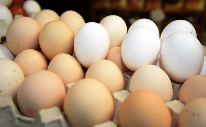 Świeże jajko ma mocną skorupkę bez plam i odbarwień. Kolor...